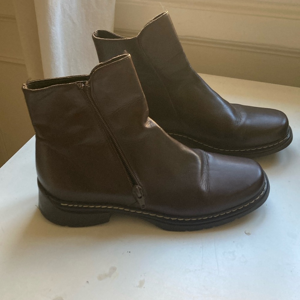 Esprit Sibil2 brown leather short boots side zipper. rubber heel/sole.
Size 38